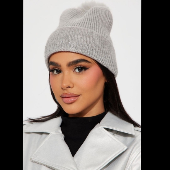 Gray Rhinestone 🩶💎 Pom Pom Knit Beanie New - Picture 3 of 3